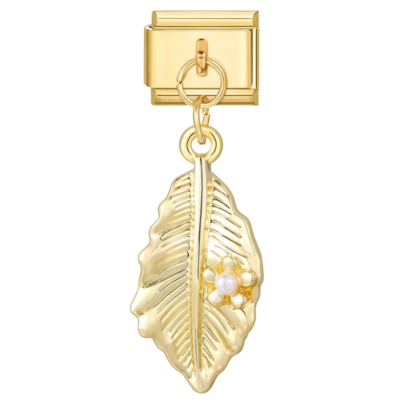 Goldene Love Charms – Eleganz trifft Zärtlichkeit